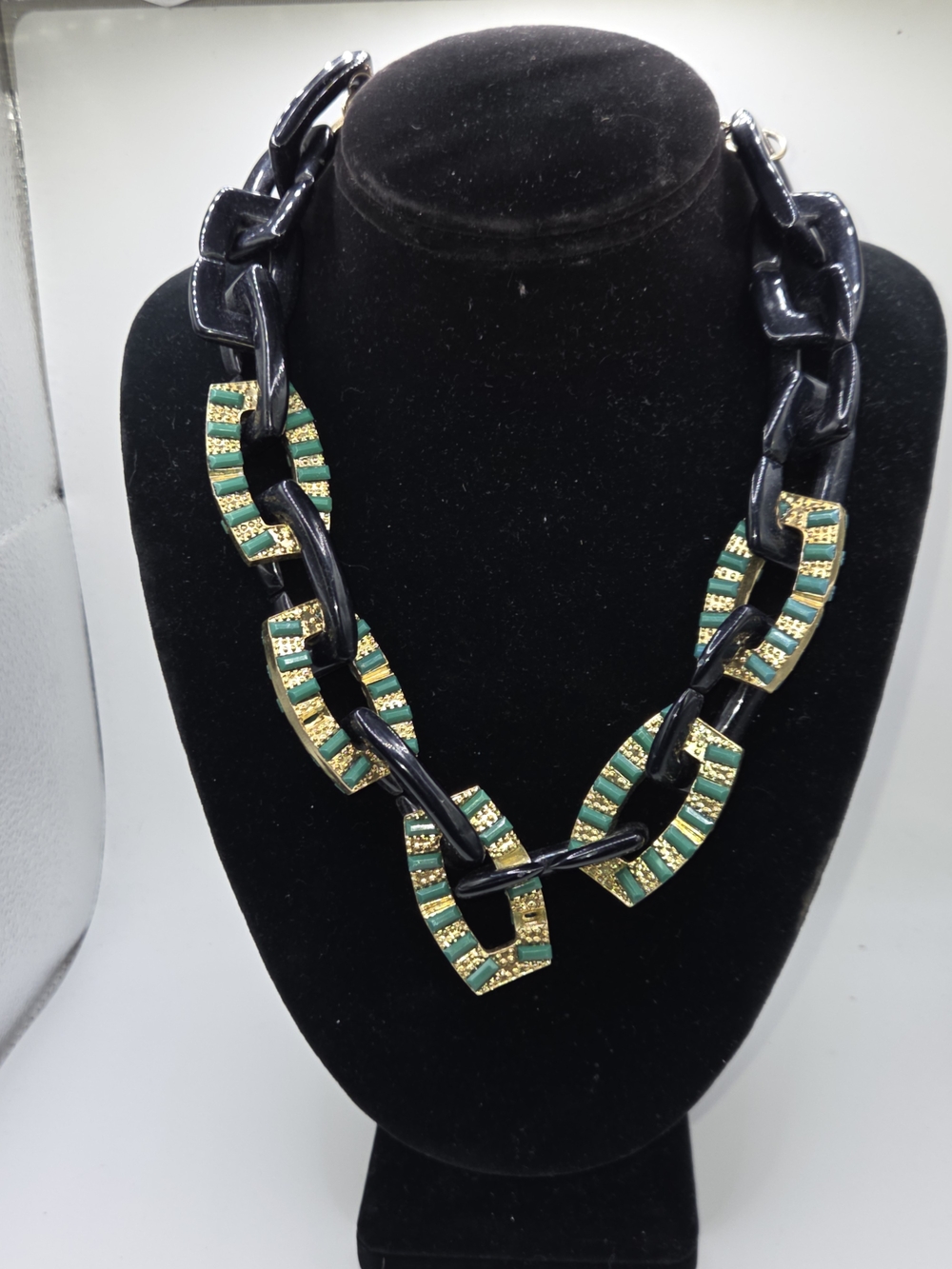 Elegant Green and Gold Chain-Link Statement Necklace